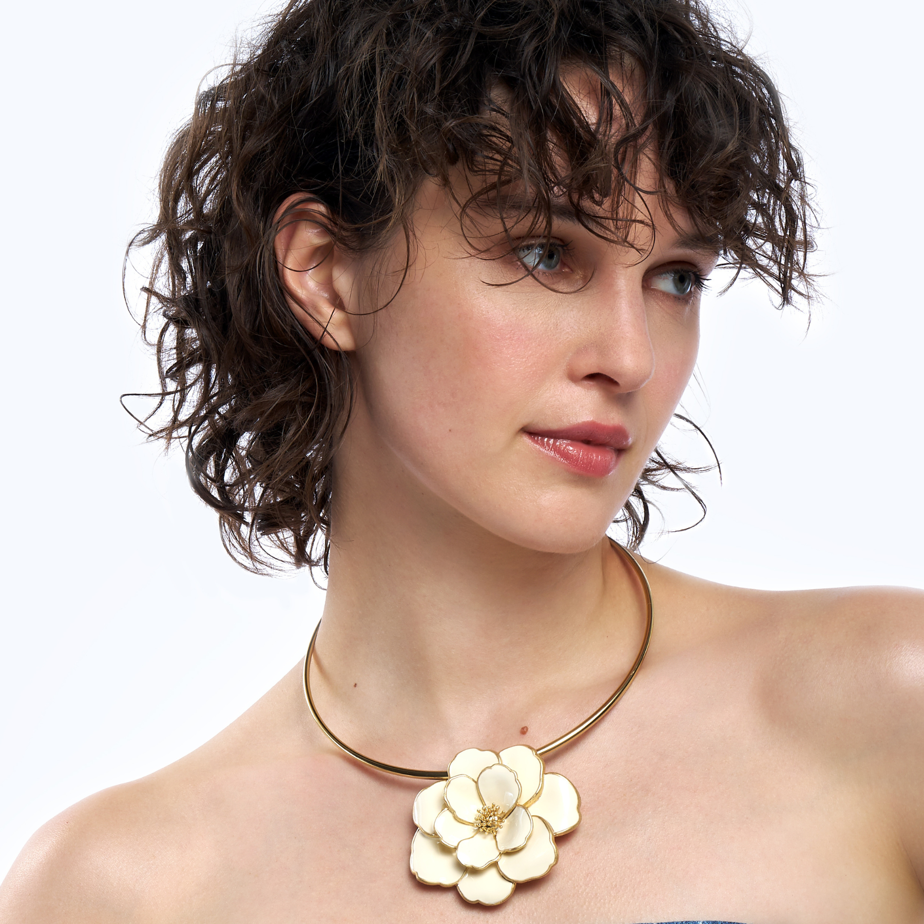 Collier Torque et son Pendentif Peony - Blanc Sable
