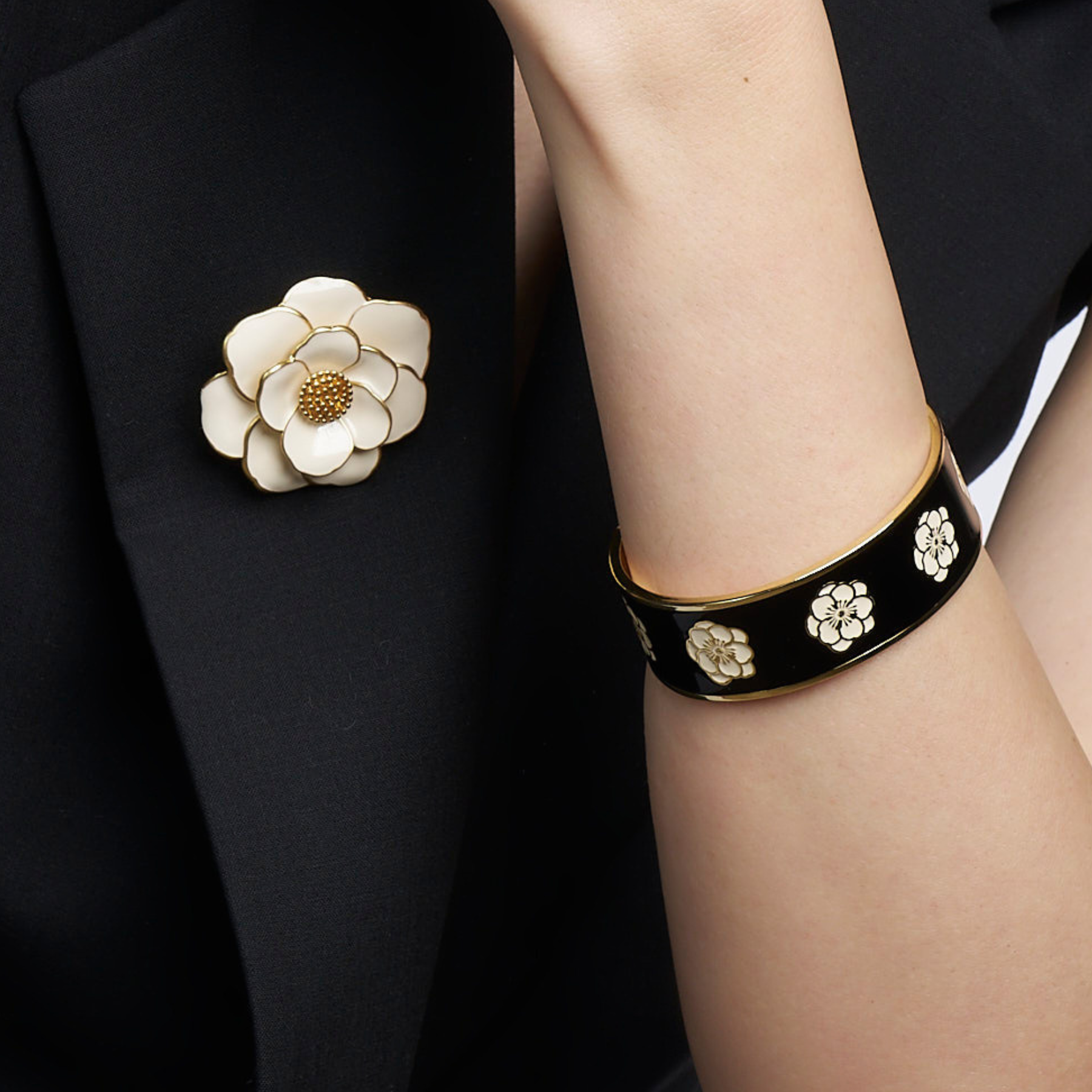 Peony Bangle - Carbon Black